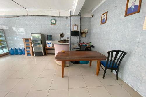 BagamOYO 93781 Hotel California 2的一间厨房,内设一张桌子和一把椅子
