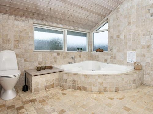 海默特6 person holiday home in Hemmet的带浴缸和卫生间的大型浴室