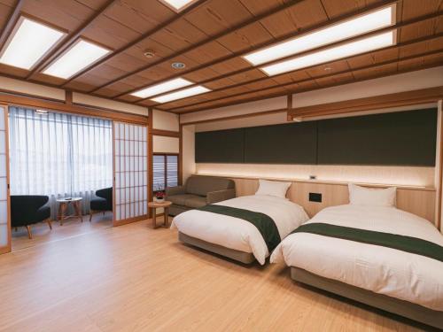 嬉野市卡舒安酒店的一间带两张床和一张沙发的大卧室