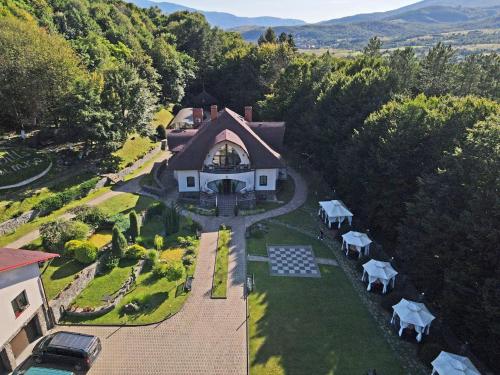 斯瓦拉瓦科夫卡别墅酒店的享有带庭院的房屋的空中景致
