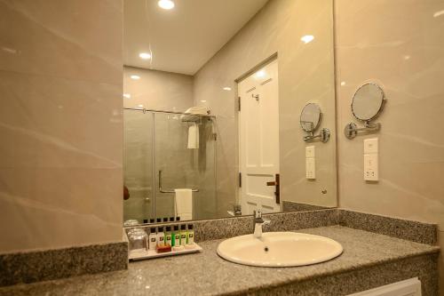 康提Devon Rest的一间带水槽和镜子的浴室