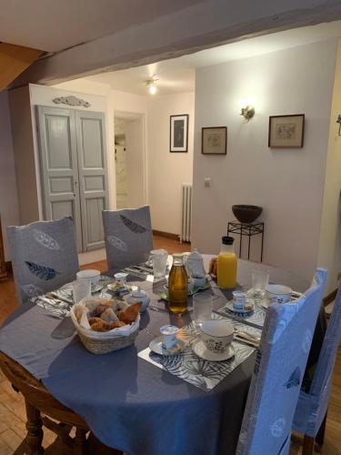 Bourréles mésanges的一张桌子,上面有蓝色的桌布和一碗食物