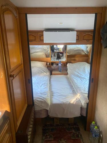 新马尔马拉斯All You Need Caravan at Sithonia, Halkidiki的小房间设有两张床和镜子