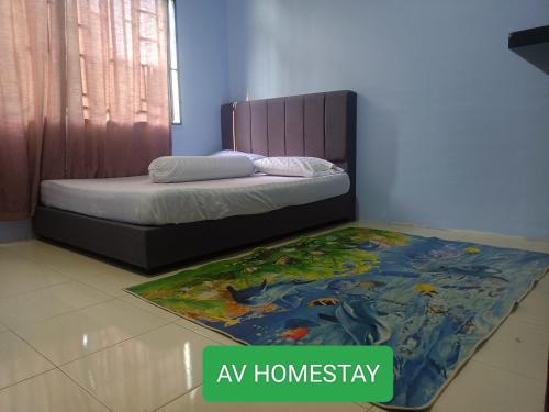 关丹AV HOMESTAY的卧室配有一张铺在地板上的地毯。