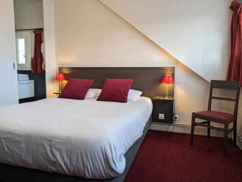蒙特普利斯尚伯德Logis Hôtel Le Saint Florent的一间卧室配有一张带红色枕头的大床
