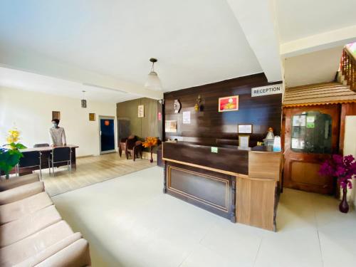 马拉里Hotel Hamta View Manali !! Top Rated & Most Awarded Property in Manali !!的客厅配有沙发和桌子
