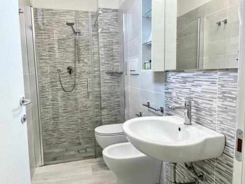 里米尼天使公寓酒店的浴室配有卫生间、盥洗盆和淋浴。