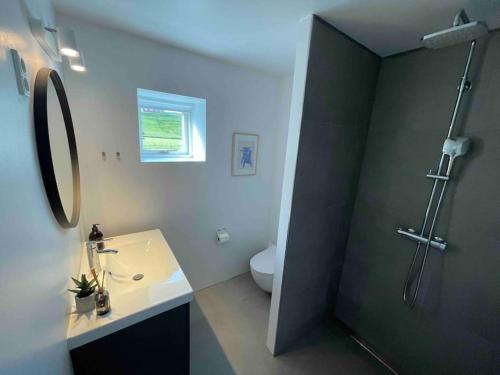 SkálavíkSTAY-Atlantic的一间带水槽、卫生间和淋浴的浴室