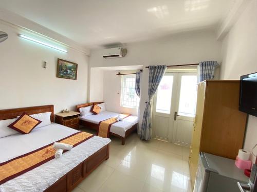 头顿Ngoc dung MoTel的一间酒店客房,设有两张床和电视