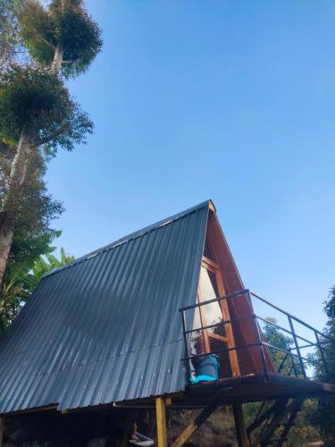 科代卡纳尔PAPATHI KUDIL的金属屋顶树屋