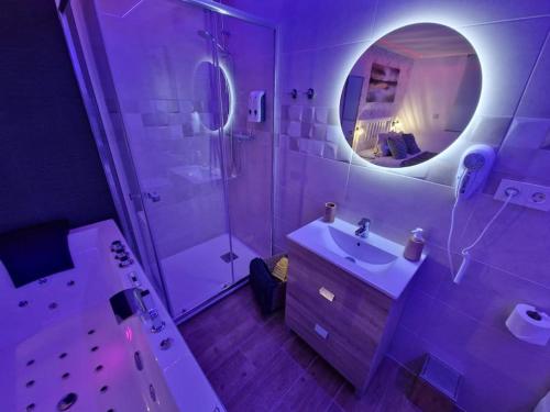 普拉多德尔雷sensual sierra love的一间带水槽、淋浴和镜子的浴室