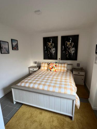 BoussuRésidence du moulin 2-B-1的一间卧室配有一张带2个床头柜和2张照片的床