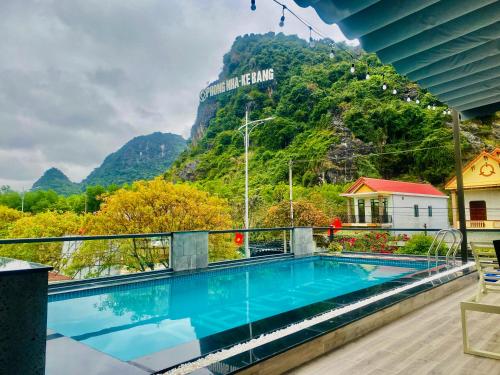 峰牙Phong Nha - Tien's Cozy Homestay的一座山地游泳池