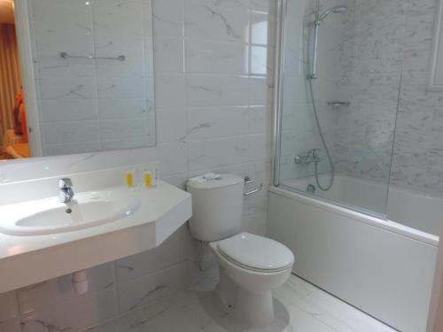阿依纳帕科孚岛酒店的浴室配有卫生间、盥洗盆和淋浴。