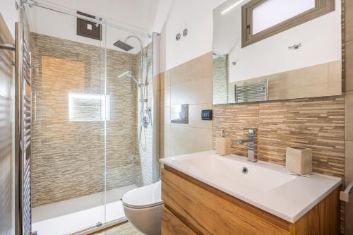 IsnelloIsnello, 25 min PianoB. & Cefalù的浴室配有卫生间、盥洗盆和淋浴。