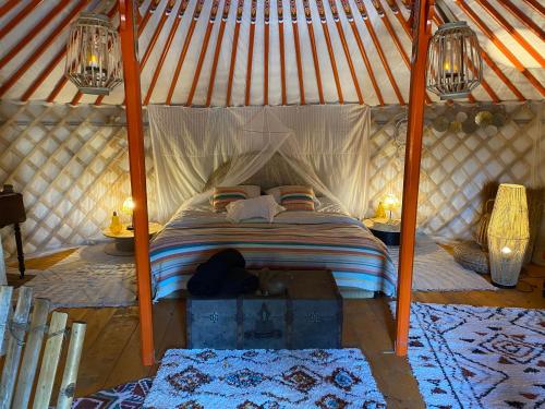 布瓦乐洛伊Les Hôtes de Sermaize的蒙古包内一间卧室,配有一张床