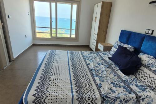 贝贾亚ILY House : Villa de plage avec piscine sans vis-à-vis.的一间卧室设有一张床,享有海景