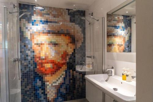 奥特罗Ontbijthotel Kruller的浴室里镶嵌着一个男人的马赛克淋浴