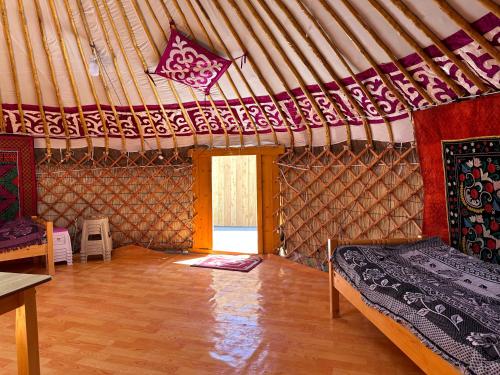 奥尔吉Traditional Yurts - Ulgii Guest House的蒙古包内带一张床和窗户的房间