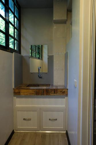 卡迪克兰VIEDA HOTEL的一间带水槽和镜子的浴室