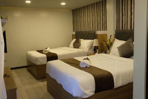 卡迪克兰VIEDA HOTEL的配有白色床单的酒店客房内的两张床