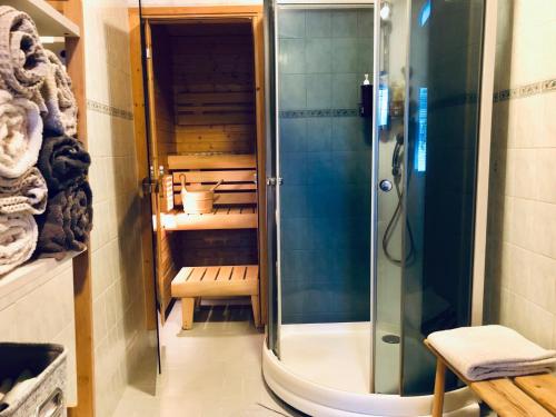艾内科斯基Detached house Mämmensalmi的浴室里设有玻璃门淋浴