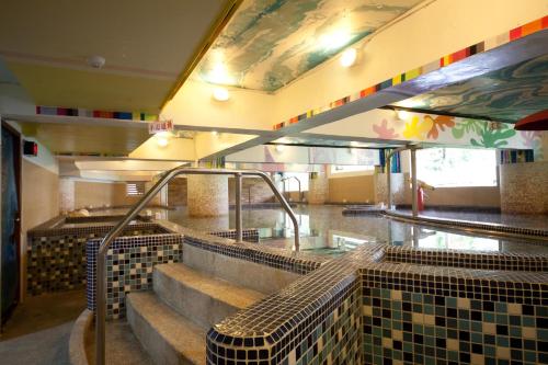 礁溪香槟温泉大饭店的一间设有楼梯的餐厅