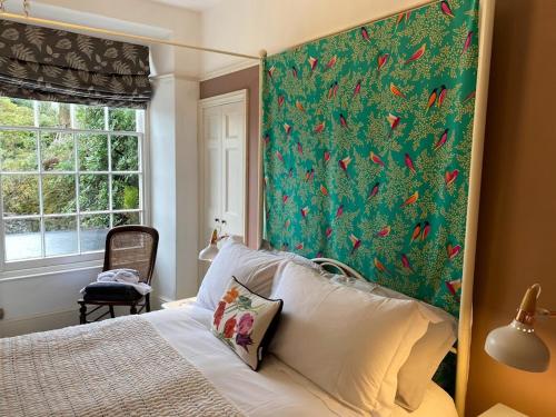 多尔盖罗Bryn Mair的一间卧室配有一张壁画大床