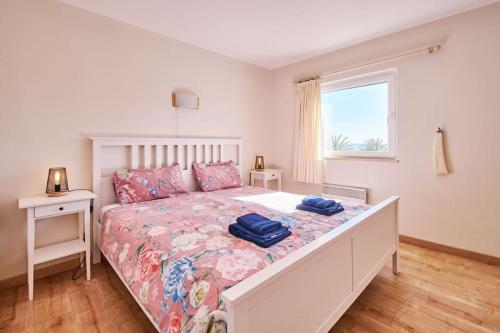 珀彻斯Apartment Tansy direkt am Meer的一间卧室配有一张带2条蓝色毛巾的床