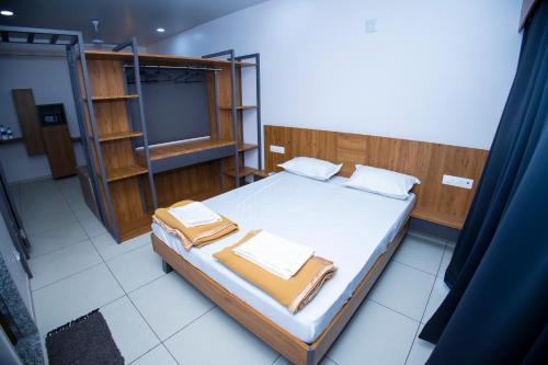 博尔本德尔24 CARAT STUDIO APARTMENTS的一间卧室配有一张床和一台电视。