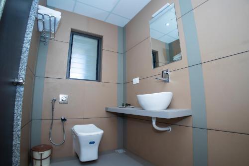 博尔本德尔24 CARAT STUDIO APARTMENTS的一间带水槽和卫生间的浴室
