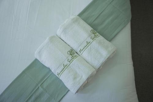 公主港OYO 1063 Manuela's Suites的床上一双毛巾