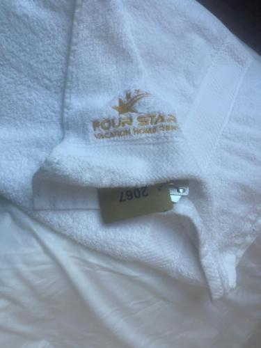 迪拜Four Stars Hostel的一件白色衬衫的贴上标签的贴近