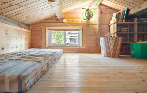 斯劳厄尔瑟Cozy Home In Slagelse With Wifi的木制客房内的一间卧室,配有一张床