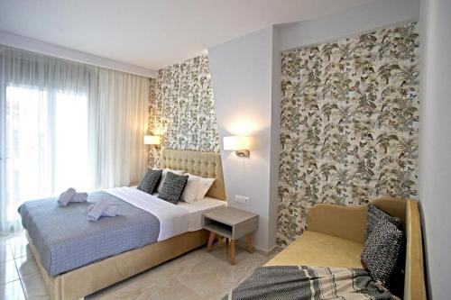 佩科霍里EL MARE ROOMS的一间卧室,卧室内配有一张床和一把椅子