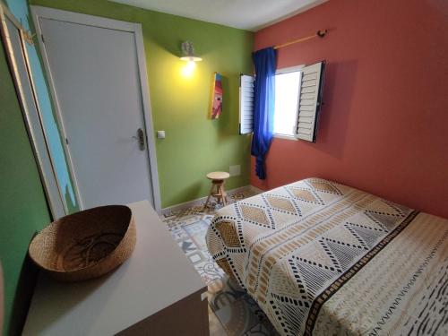 马斯帕洛马斯Casa Mamre的一间小卧室,配有床和窗户