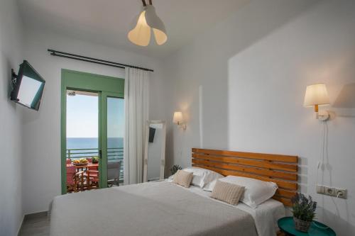 阿彻奇洛斯EGLI LUXURY APARTMENTS的一间卧室设有一张床,享有海景