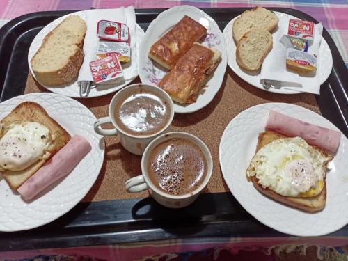卢特拉艾季普苏Nikos Rooms的盘子,盘子上放着早餐食品和咖啡