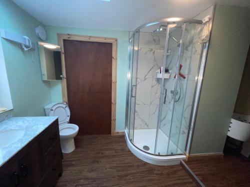 爱丁堡Lovely double room in very good area的带淋浴和卫生间的浴室