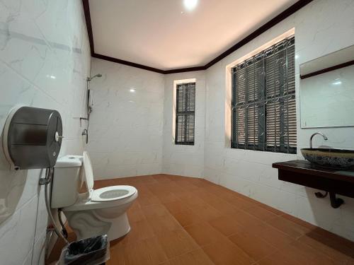 琅勃拉邦Monsane villa的一间带卫生间和水槽的浴室
