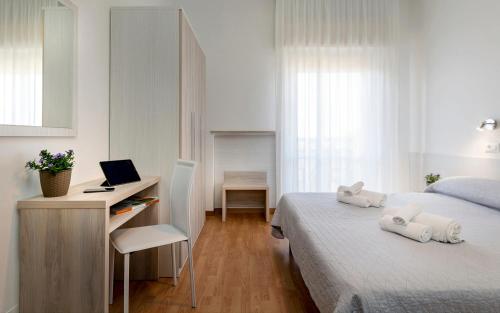 贝拉里亚-伊贾马里纳Hotel Kursaal的一间卧室配有一张床和一张带电脑的书桌