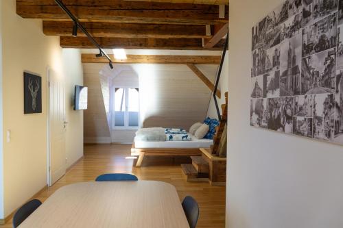 菲林根-施文宁根Schwarzwald-Glück City Studio的卧室配有一张床和一张桌子