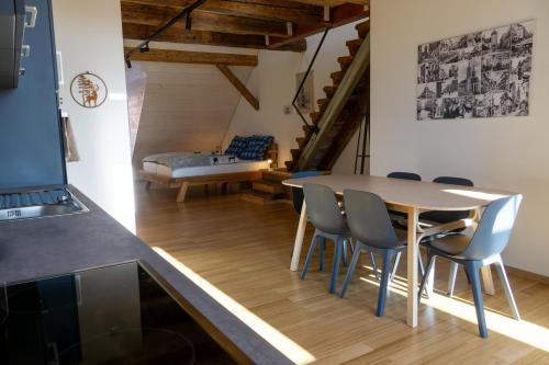菲林根-施文宁根Schwarzwald-Glück City Studio的一间带桌椅和一张床的用餐室