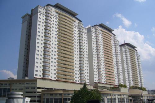 吉隆坡Monkey Mansion At Jalan Ipoh的大型公寓大楼设有许多窗户