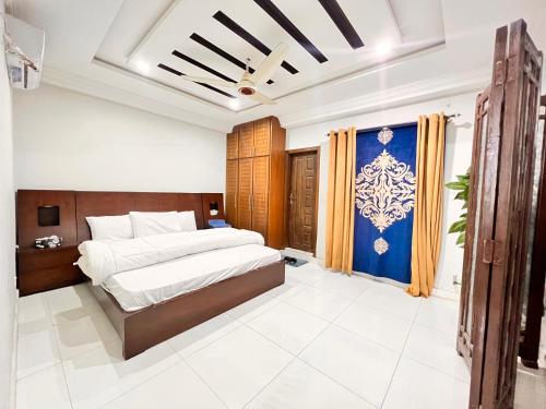 伊斯兰堡LUXURY HOTEL E11的一间卧室设有两张床和蓝色的墙壁