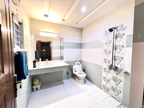 伊斯兰堡LUXURY HOTEL E11的一间带水槽和卫生间的浴室