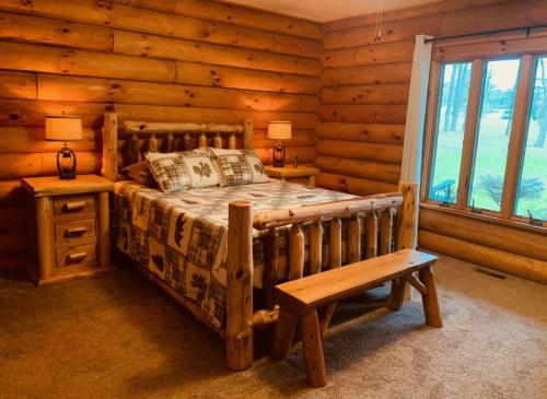 SigelThe Forest Edge Cabin的小木屋内一间卧室配有一张床和一张长凳