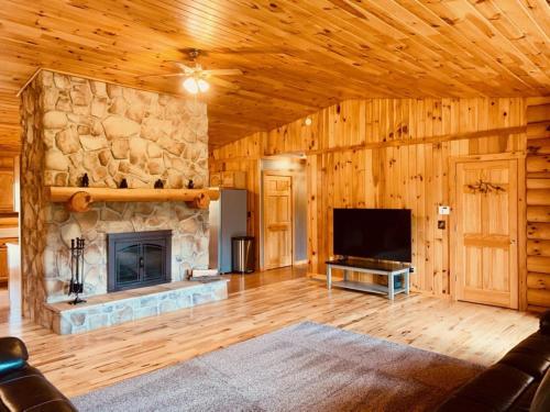 SigelThe Forest Edge Cabin的客厅设有壁炉和石墙