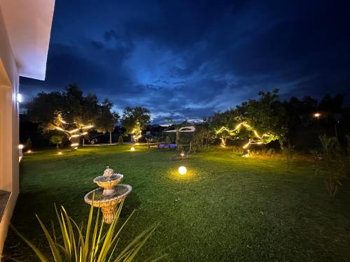 得土安luxury villa rentals in tetùan的夜晚在草地上灯火通明的院子
