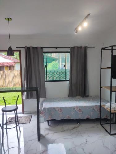 佩尼多Casa Nova Centro de Penedo的一间卧室设有一张床和一个窗口